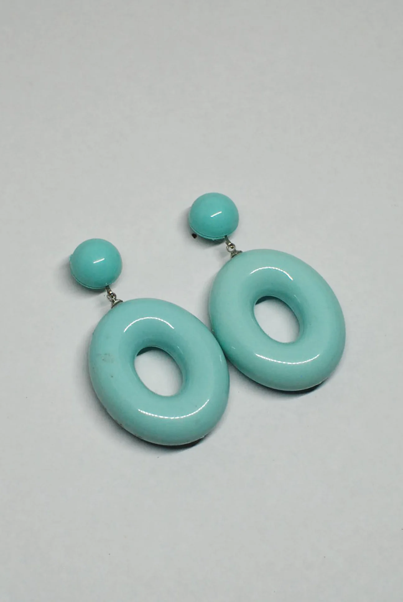 90's Chunky Oval Plastic Drop Earrings - Image 4