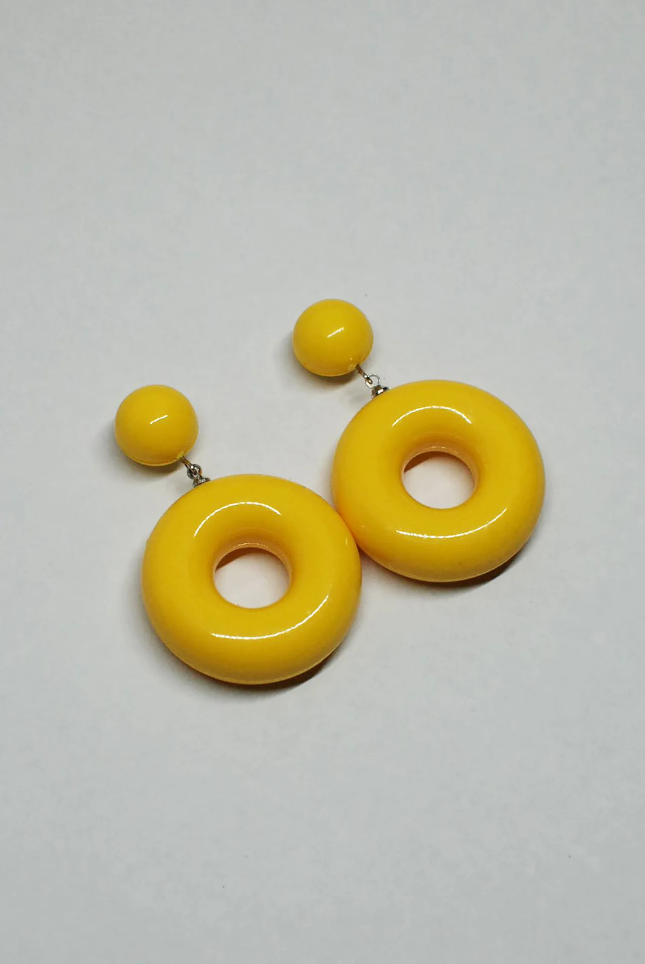 90's Chunky Round Plastic Drop Earrings - Image 3